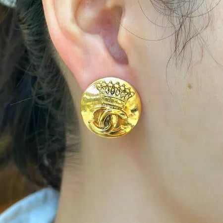 jt360-chanel-vintage-cc-crown-gold-plated-clip-on-earrings