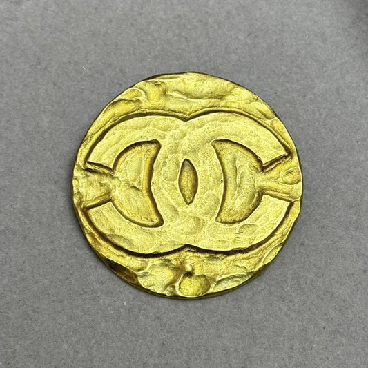 jw941-chanel-vintage-1995-cc-logo-embossed-brooch