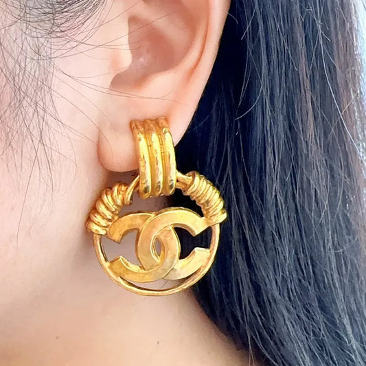 jt308-chanel-vintage-cc-spring-gold-plated-cutout-clip-on-earrings