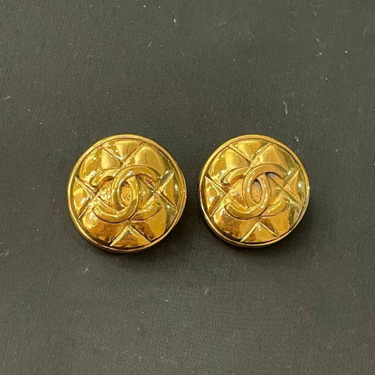 rc433-chanel-vintage-cc-round-quilted-gold-plated-clip-on-earrings