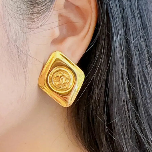 jr729-chanel-vintage-diamond-gold-plated-clip-on-earrings