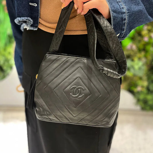 jw206-chanel-vintage-black-lambskin-tassel-camera-bag