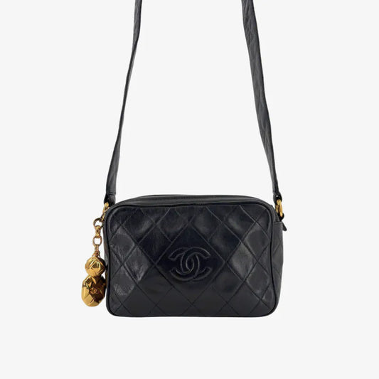 JY556 - CHANEL Vintage Black Lambskin Camera Bag