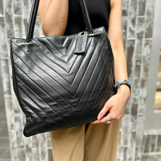 jah95-chanel-vintage-black-lambskin-chevron-tote-bag