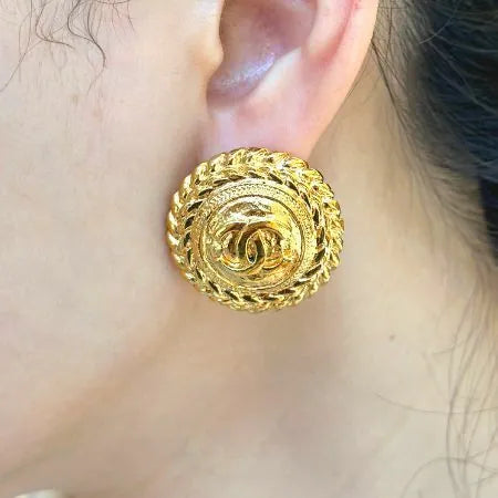 tk003-chanel-vintage-cc-logo-round-gold-plated-clip-on-earrings