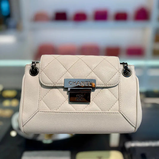 jw582-chanel-vintage-white-caviar-leather-accordion-flap-bag