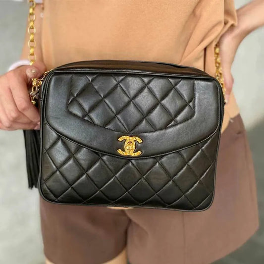 js539-chanel-vintage-black-lambskin-gold-chain-camera-bag