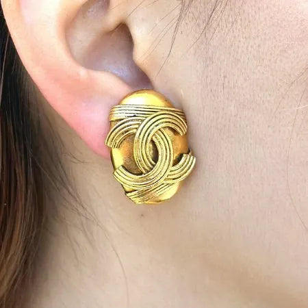 js317-chanel-vintage-oval-gold-plated-clip-on-earrings