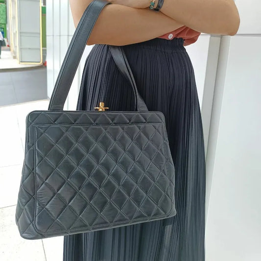 jt180-chanel-vintage-black-lambskin-kisslock-tote-bag