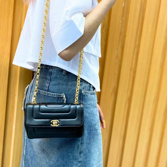 js675-chanel-vintage-black-lambskin-gold-chain-flap-bag