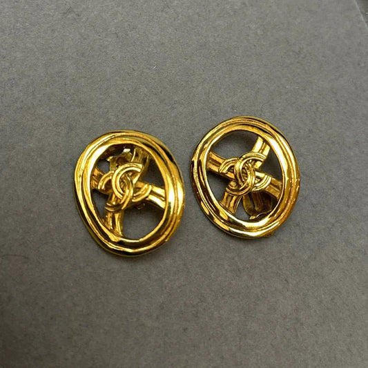 jw946-chanel-vintage-round-gold-plated-clip-on-earrings