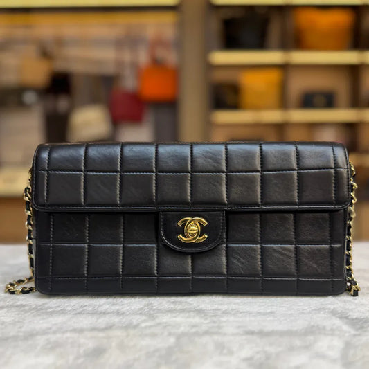 rc467-chanel-vintage-black-lambskin-chocolate-bar-flap-bag