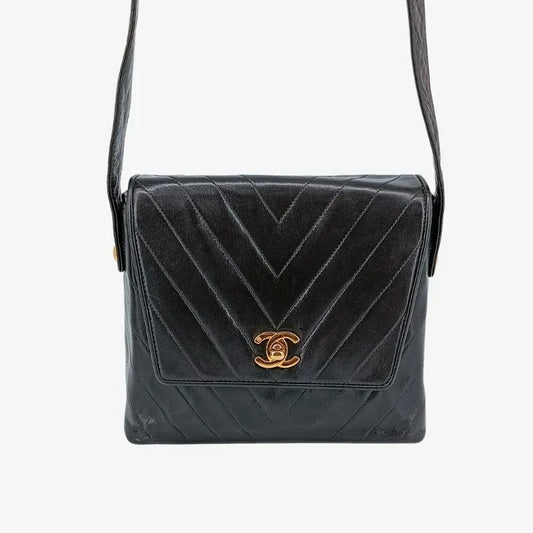 c357-chanel-vintage-black-lambskin-chevron-flap-bag