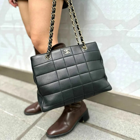jt731-chanel-vintage-black-calfskin-chocolate-bar-tote-bag
