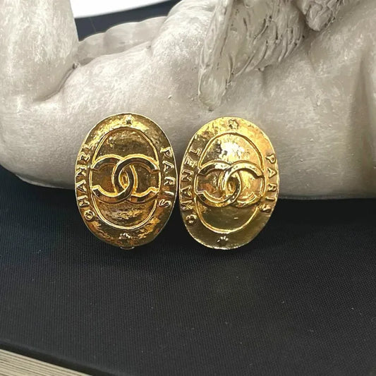 js601-chanel-vintage-cc-oval-gold-plated-clip-on-earrings