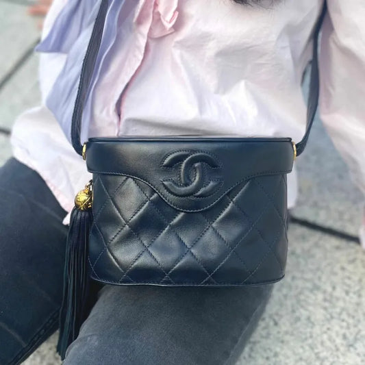 jt581-chanel-vintage-navy-lambskin-tassel-vanity-case-bag