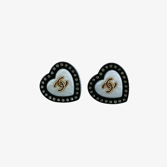 ra552-chanel-black-white-resin-heart-rhinestone-earrings