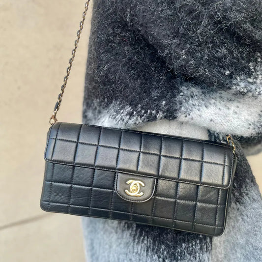 rc058-chanel-vintage-black-lambskin-chocolate-bar-flap-bag