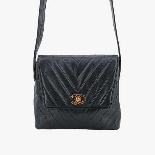 ra493-chanel-vintage-black-lambskin-chevron-flap-bag