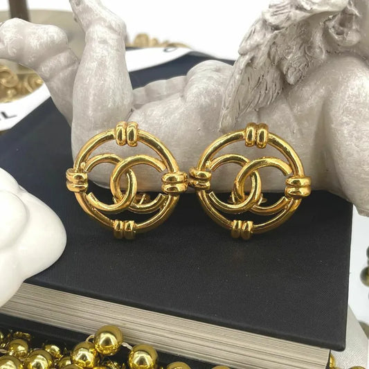 jt323-chanel-vintage-gold-plated-cc-logo-cutout-round-clip-on-earrings