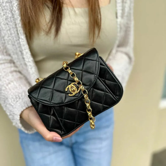 c459-chanel-vintage-black-lambskin-gold-chain-flap-bag