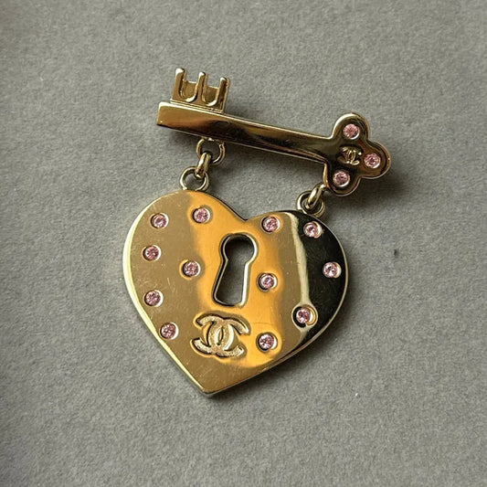 jw948-chanel-vintage-gold-plated-heart-lock-and-key-pin-coatume-brooch
