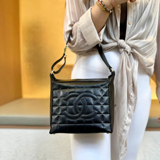rb011-chanel-vintage-black-lambskin-chocolate-bar-handbag