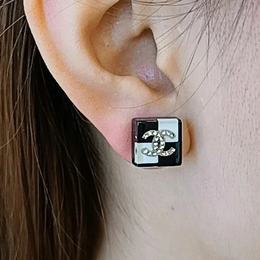 jt397-chanel-black-square-cc-logo-earrings
