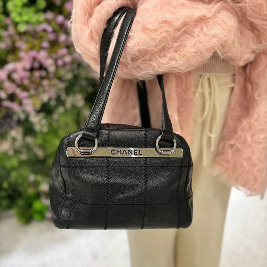 jw627-chanel-vintage-black-caviar-leather-chocolate-bar-handbag