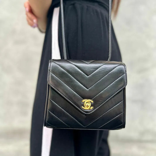 rb581-chanel-vintage-black-lambskin-chevron-flap-bag