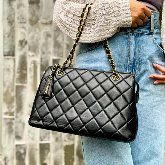 rb913-chanel-vintage-black-lambskin-tote-bag