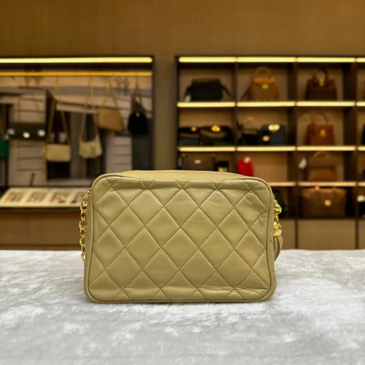 rb446-chanel-vintage-beige-lambskin-gold-chain-camera-bag