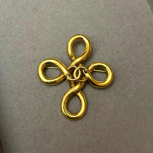 jw949-chanel-vintage-20th-century-gold-plated-cc-infinity-costume-brooch