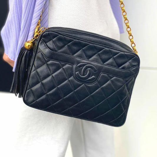 jt043-chanel-vintage-black-lambskin-gold-chain-camera-bag