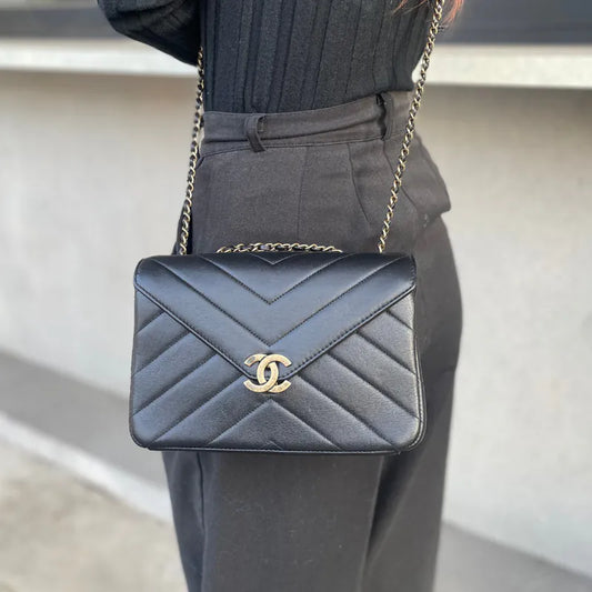 rc312-chanel-black-lambskin-chevron-envelope-flap-bag