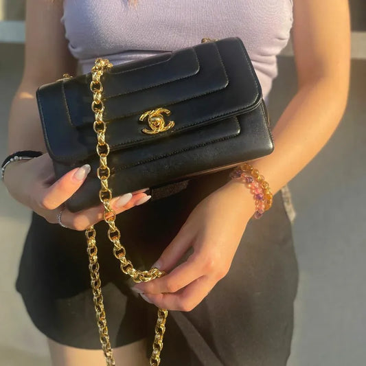 ra200-chanel-vintage-black-lambskin-gold-chain-flap-bag
