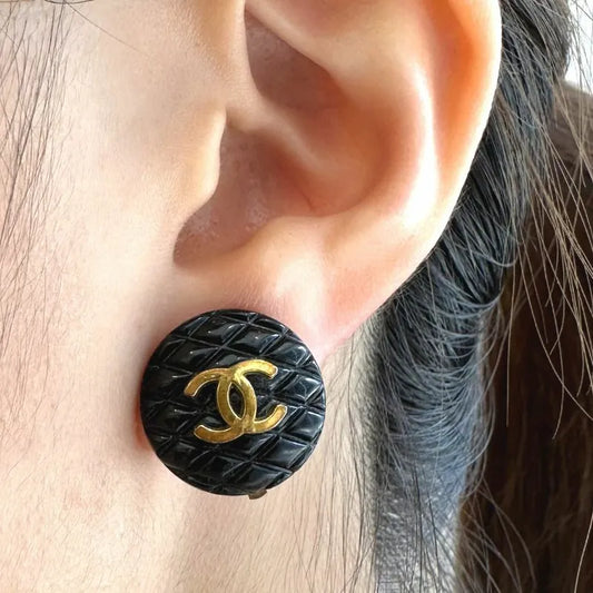 jt317-chanel-vintage-cc-round-gold-plated-clip-on-earrings