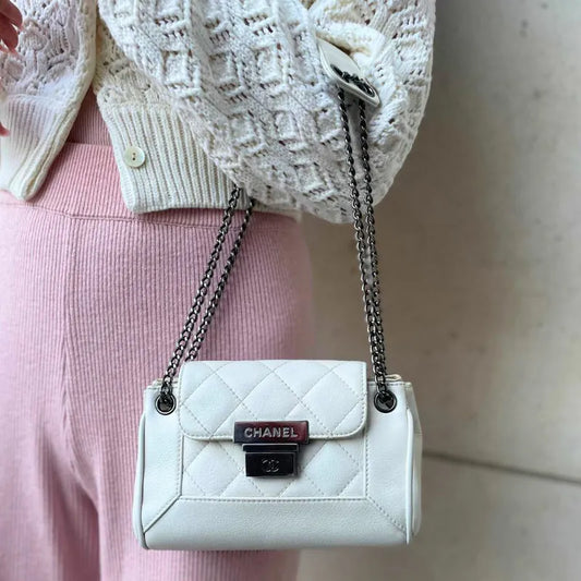 jw582-chanel-vintage-white-caviar-leather-accordion-flap-bag