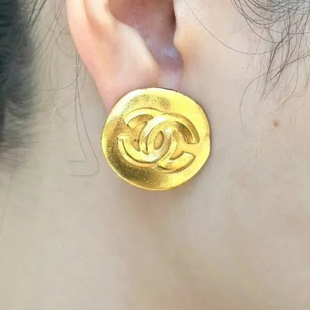 js602-chanel-vintage-cc-round-gold-plated-clip-on-earrings