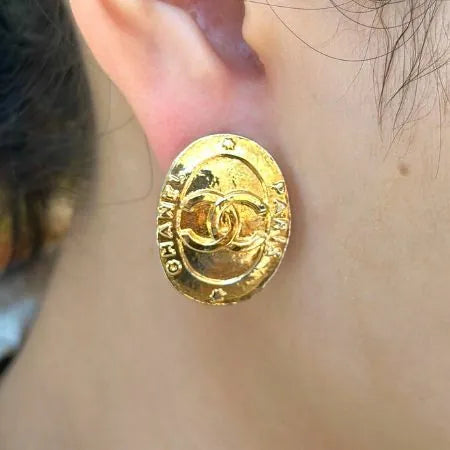 js601-chanel-vintage-cc-oval-gold-plated-clip-on-earrings
