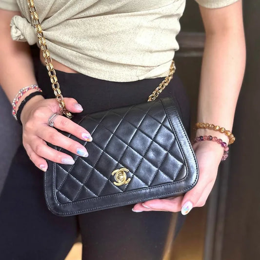 ra176-chanel-vintage-black-lambskin-gold-chain-flap-bag