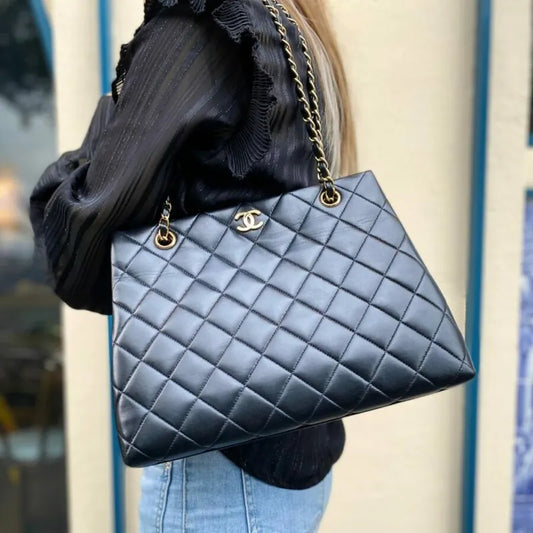 js512-chanel-vintage-black-lambskin-quilted-tote-bag