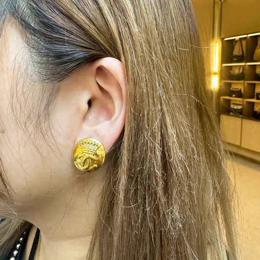 rc428-chanel-vintage-cc-crown-gold-plated-clip-on-earrings