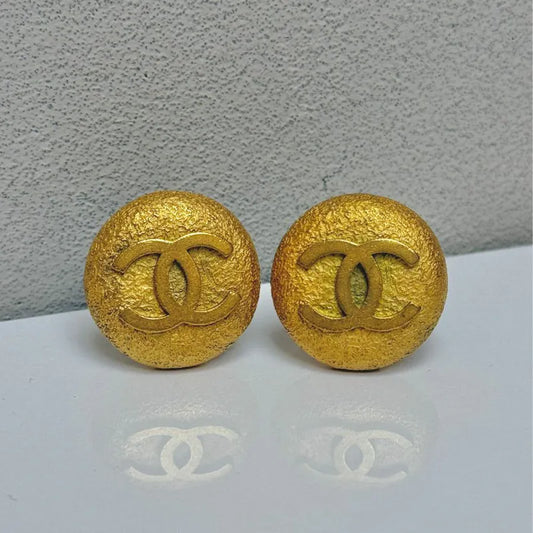 jw460-chanel-vintage-round-gold-plated-clip-on-earrings
