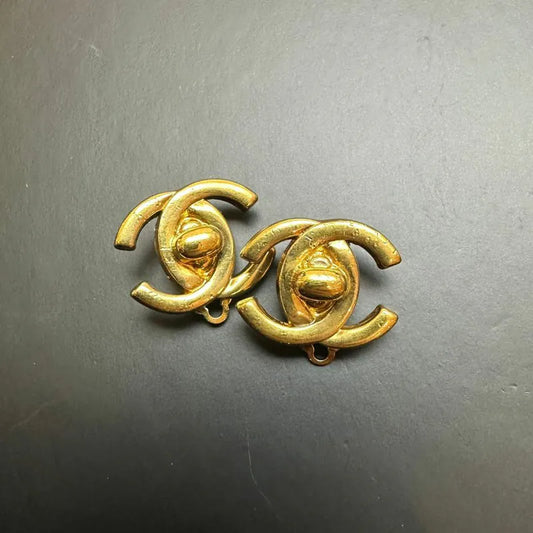 jt242-chanel-vintage-cc-turnlock-gold-plated-clip-on-earrings
