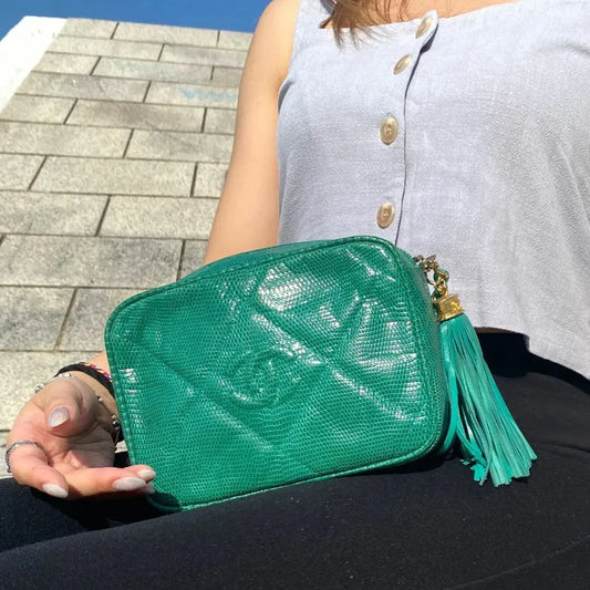 ra160-chanel-vintage-green-lizard-skin-tassel-camera-bag