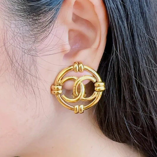 jt323-chanel-vintage-gold-plated-cc-logo-cutout-round-clip-on-earrings