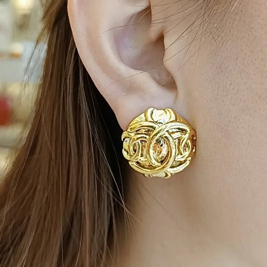jt355-chanel-vintage-cc-round-gold-plated-clip-on-earrings