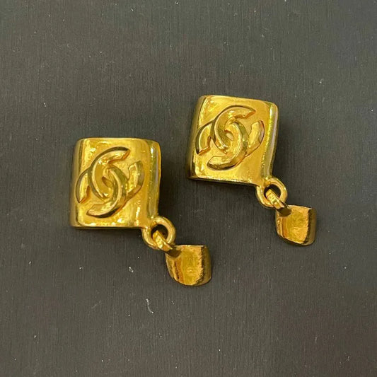 rc436-chanel-vintage-rhombus-diamond-gold-plated-clip-on-earrings