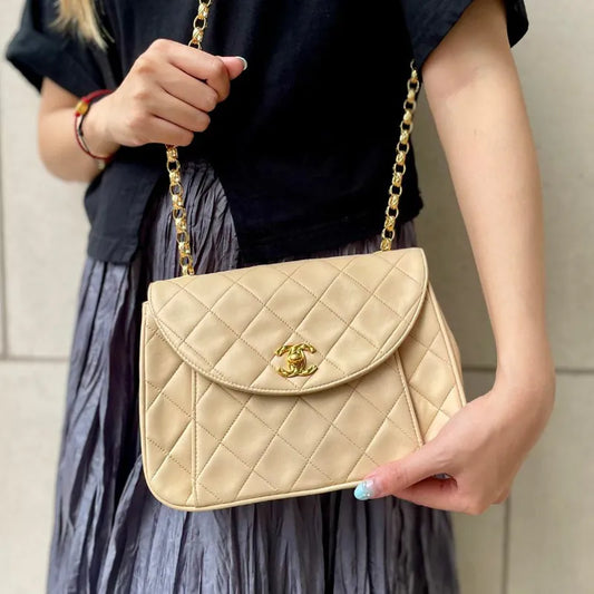 ra822-chanel-vintage-beige-lambskin-gold-chain-flap-bag